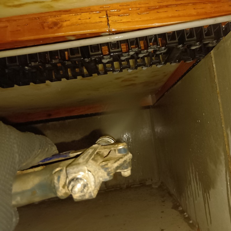 床下の地面に防蟻剤を散布