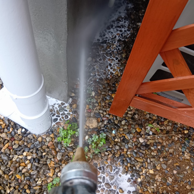 建物外周に防蟻剤を散布