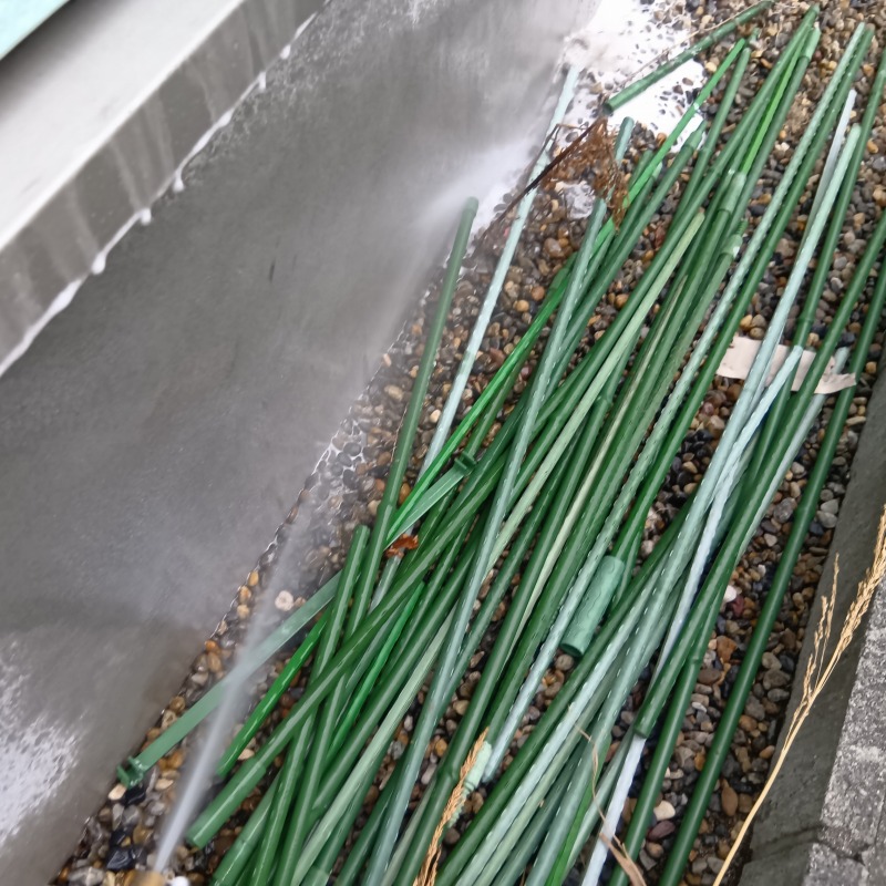 建物外周に防蟻剤を散布