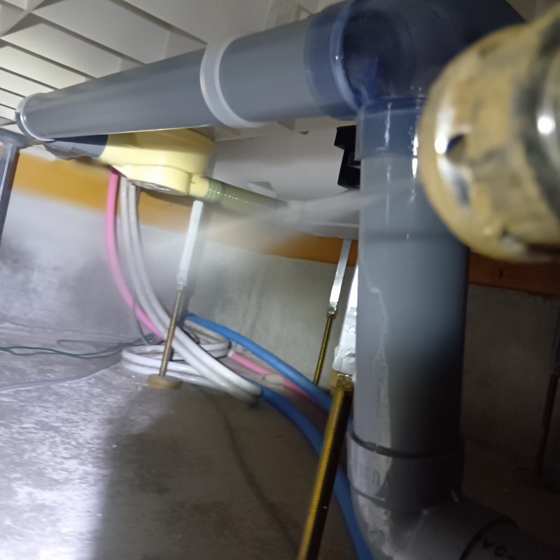 床下の地面に防蟻剤を散布