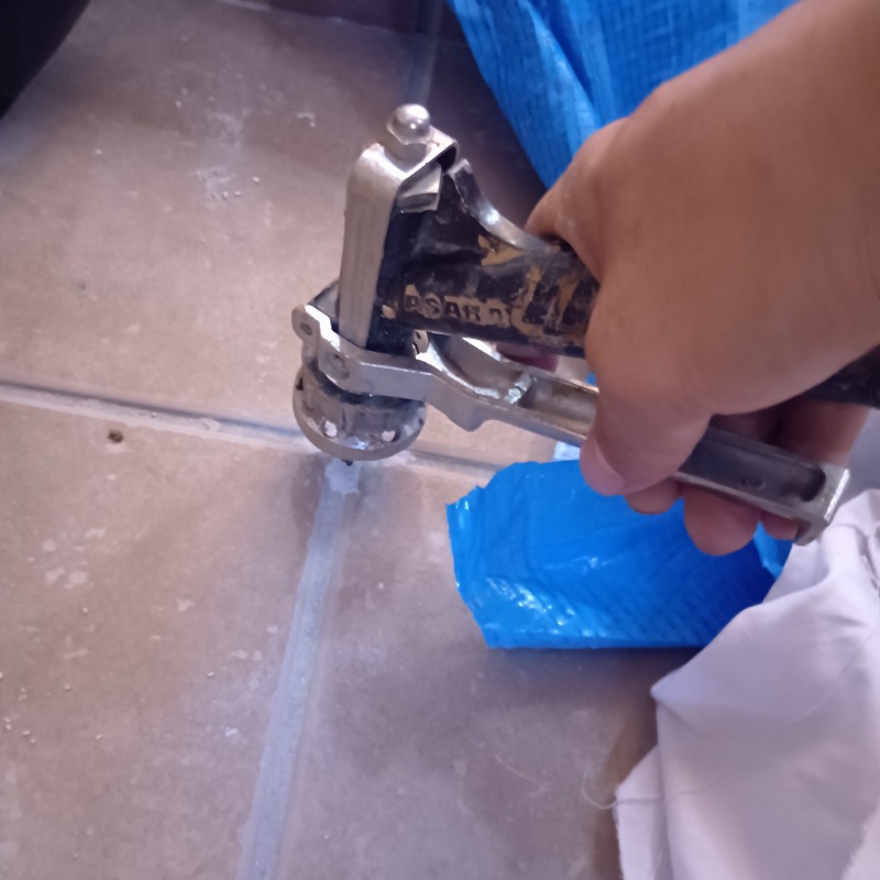 床に穴を開けて防蟻剤を注入