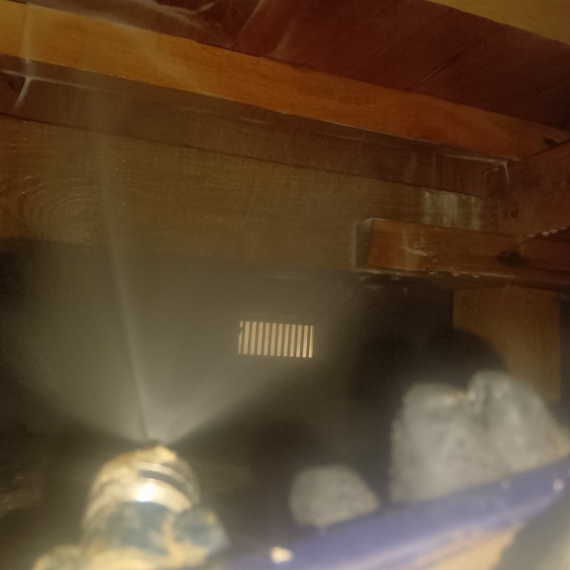 床下の木材にシロアリ駆除剤を散布