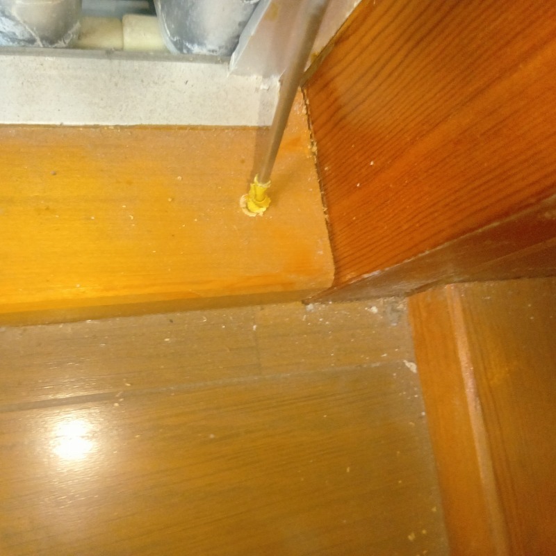 室内の木材にシロアリ駆除剤を注入