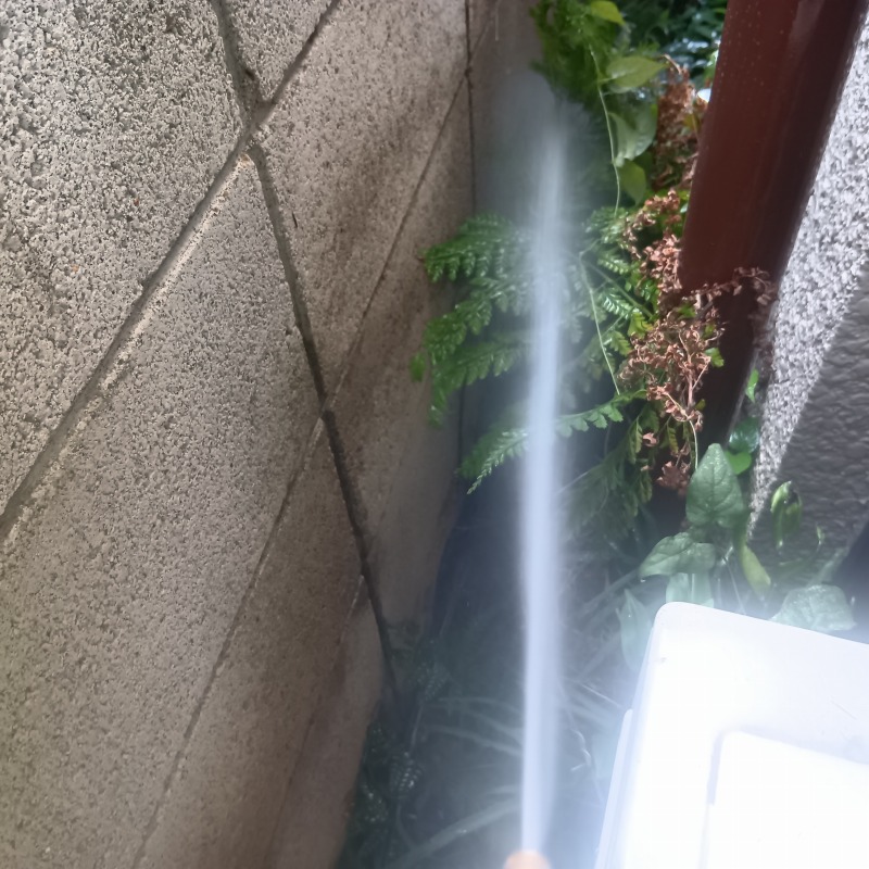 建物外周にシロアリ駆除剤を散布