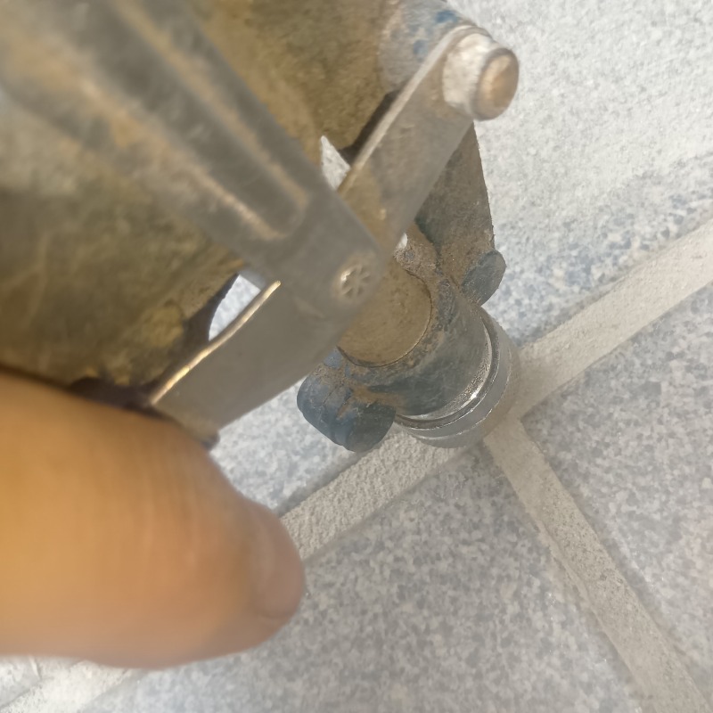 床に穴を開けてシロアリ駆除剤を注入