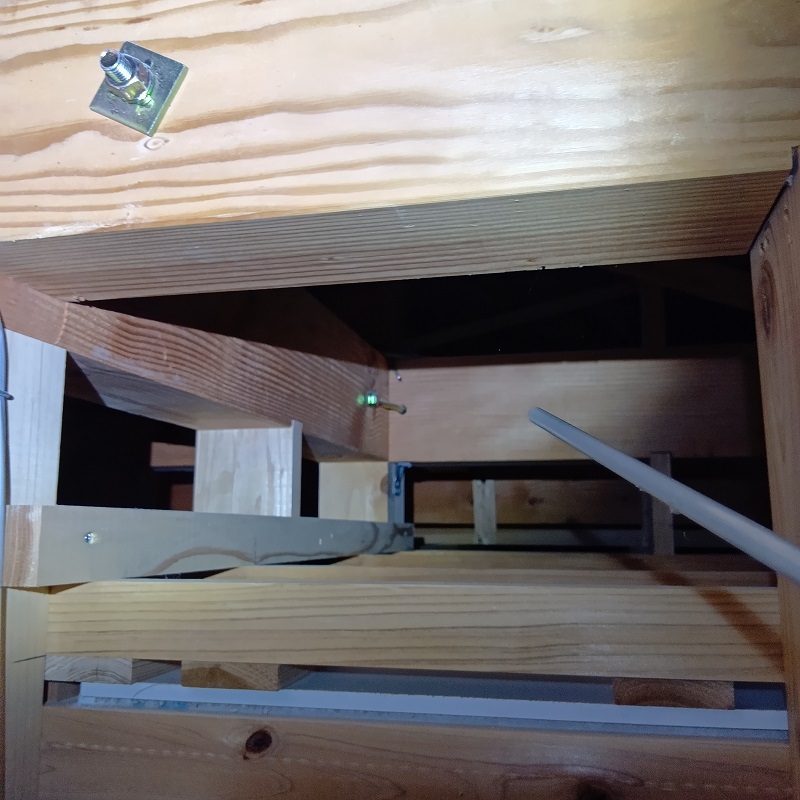 天井裏を殺虫処理する様子