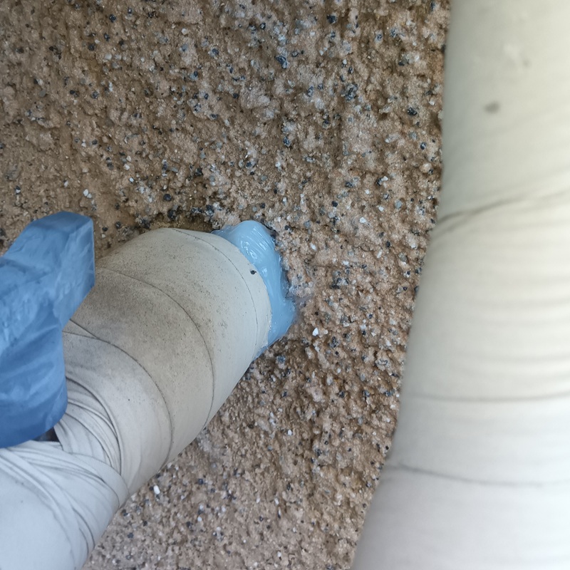 配管のすき間を封鎖した様子