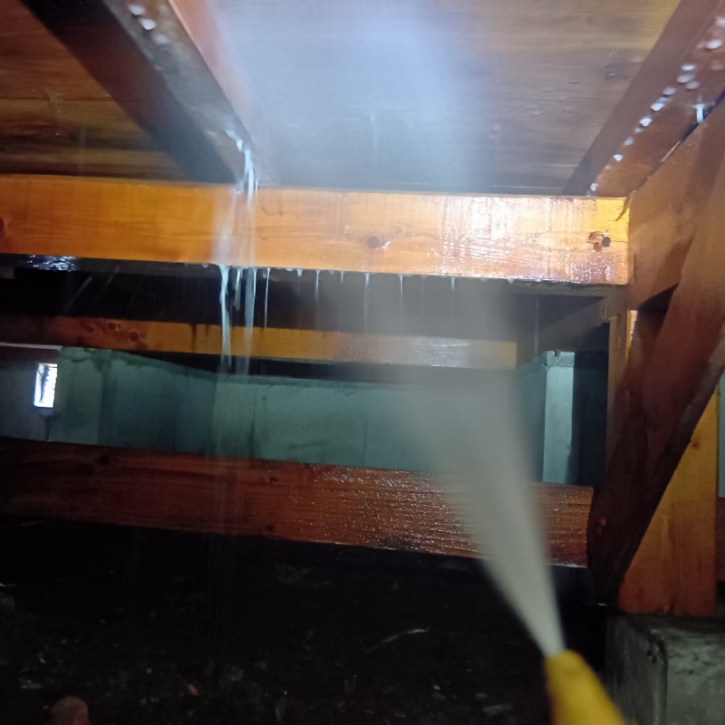 床下の木材に防蟻剤を散布