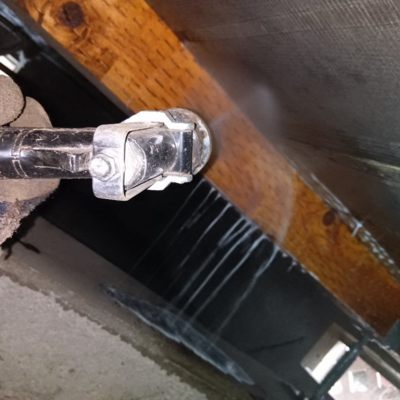 床下の木材に防蟻剤を散布