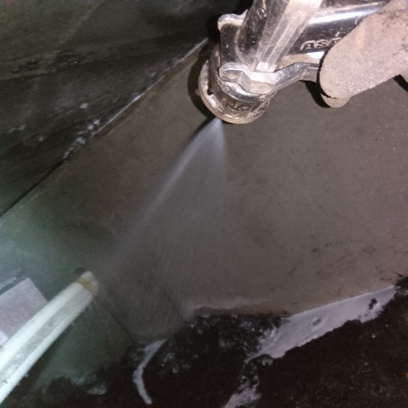 床下の地面に防蟻剤を散布