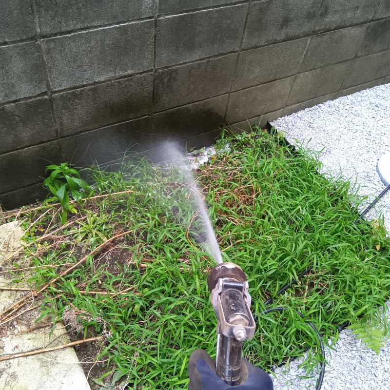 建物外周に防蟻剤を散布