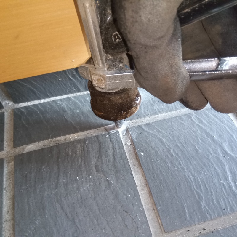 玄関の床に穴を開けて防蟻剤を注入