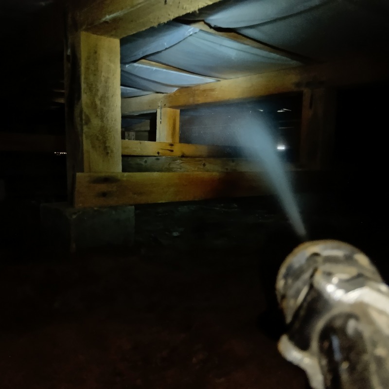 床下の木材に防蟻剤を散布