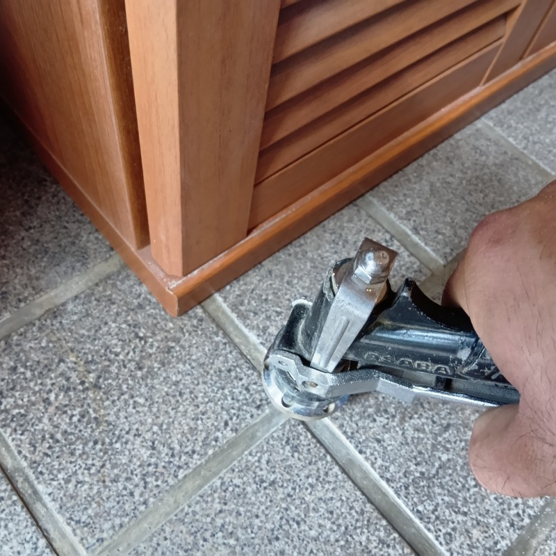 玄関の床に穴を開けて防蟻剤を注入