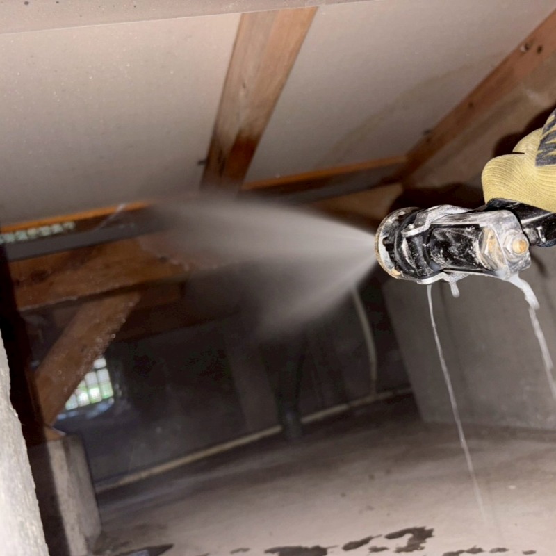 床下の木材にシロアリ駆除剤を散布