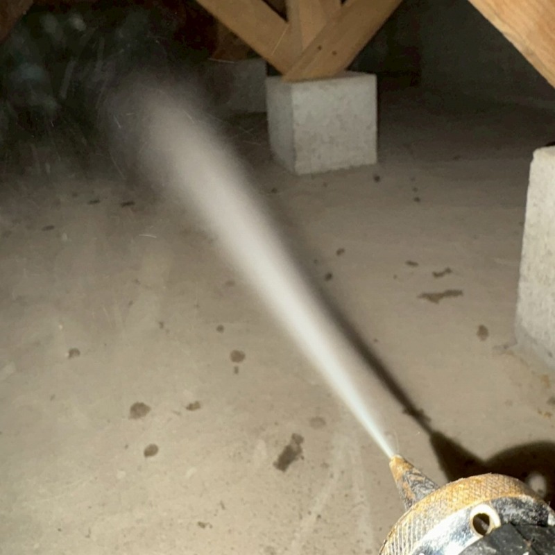 床下の地面にシロアリ駆除剤を散布