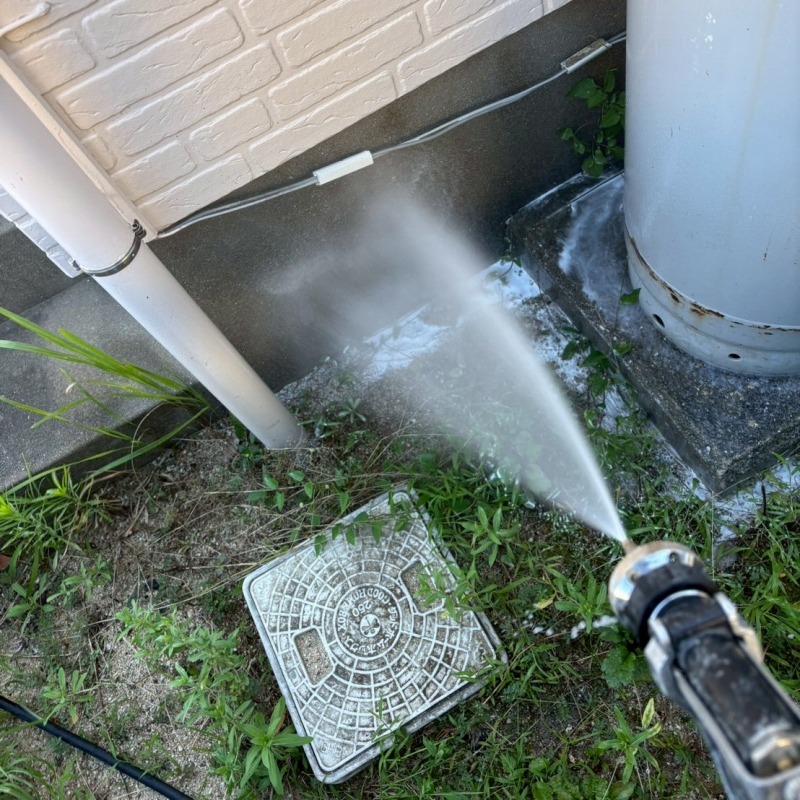 外壁まわりにシロアリ駆除剤を散布