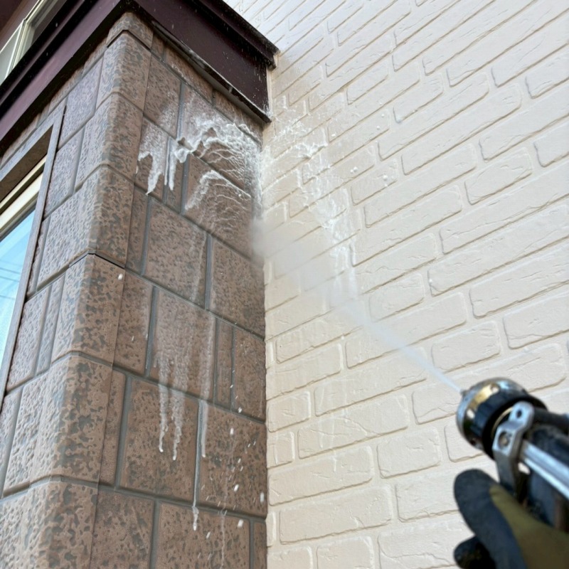 外壁まわりにシロアリ駆除剤を散布