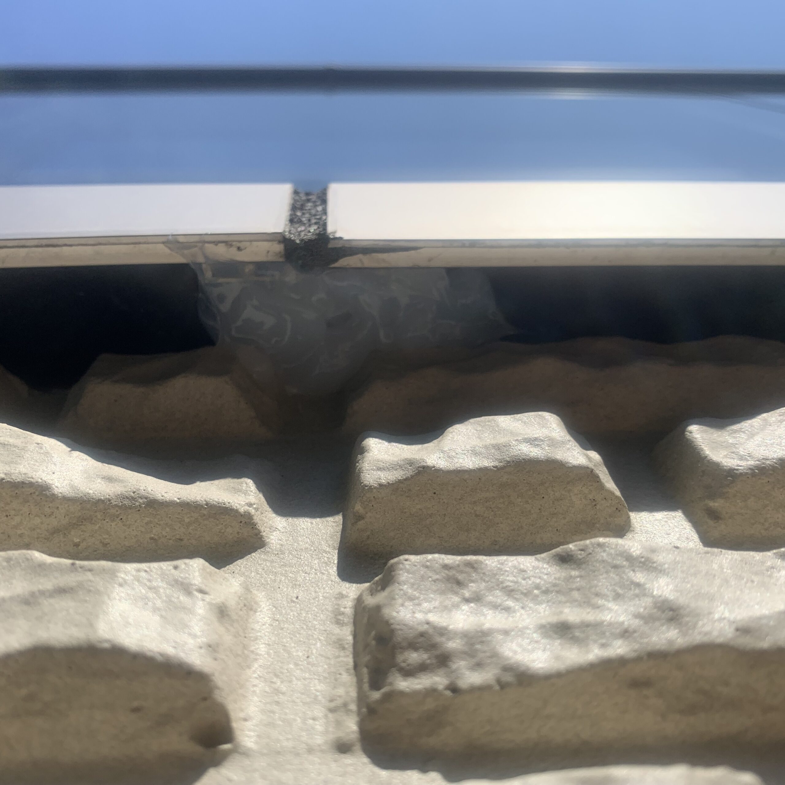 軒のすき間を封鎖