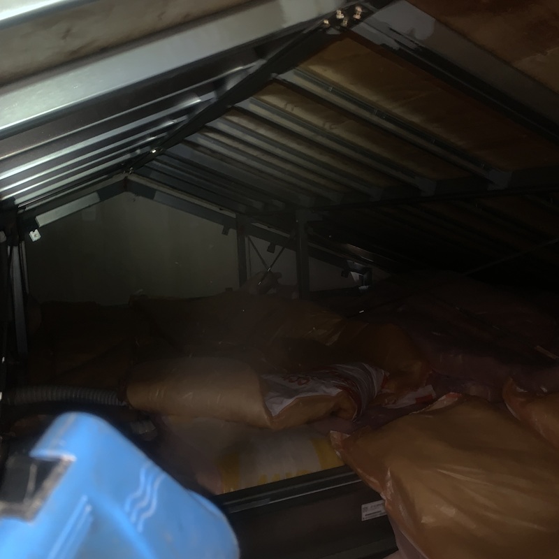 屋根裏に除菌・殺虫剤を散布