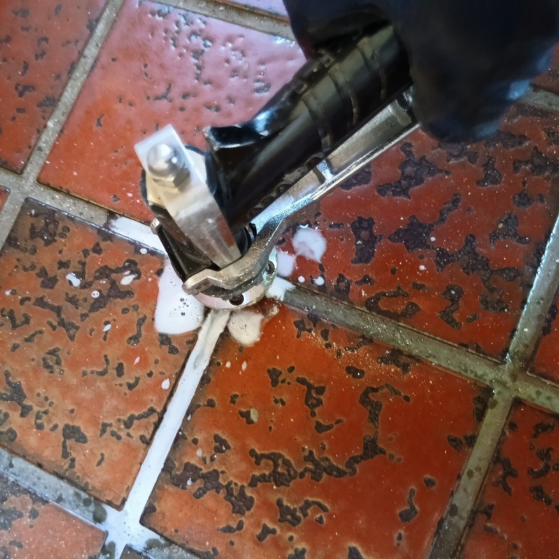 床に穴を開けてシロアリ駆除剤を注入