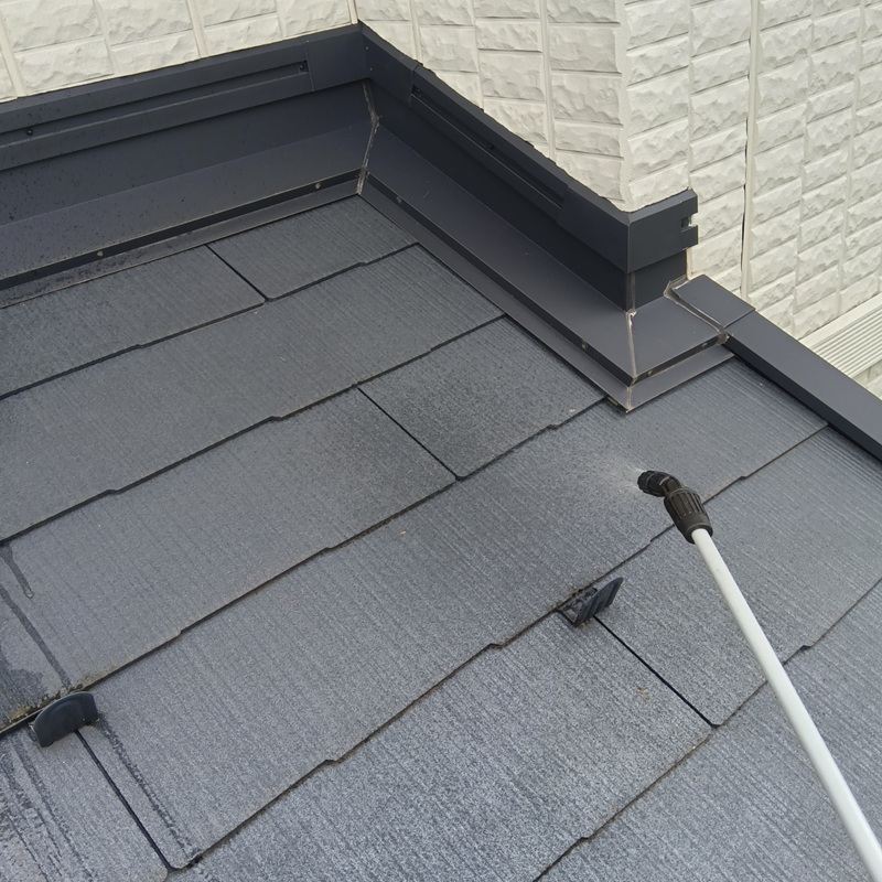 屋根に除菌・消臭剤を散布