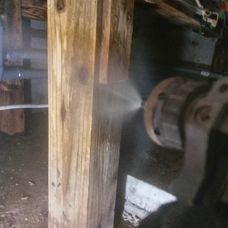 床下の木材にシロアリ駆除剤を散布