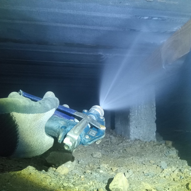 床下の木材に防蟻剤を散布