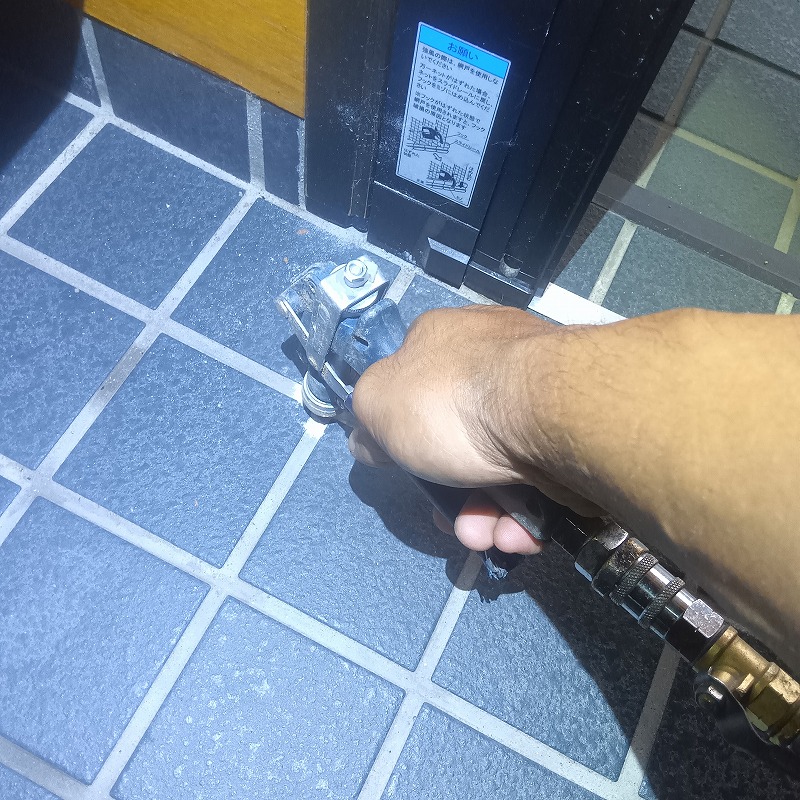 タイルに穴を開けて防蟻剤を注入