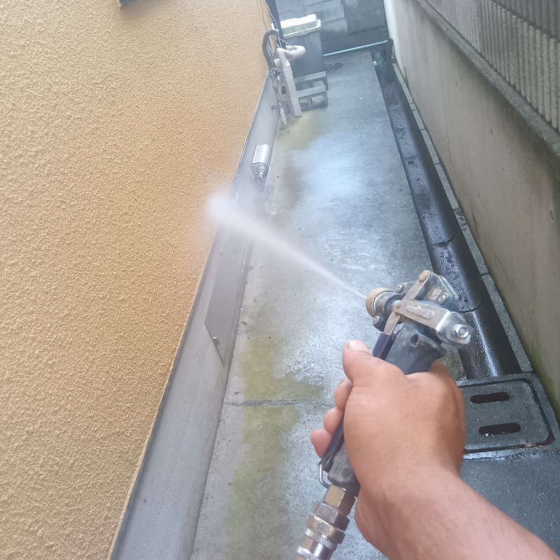 外壁まわりに防蟻剤を散布