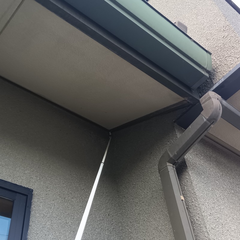 屋根裏内に忌避剤を散布