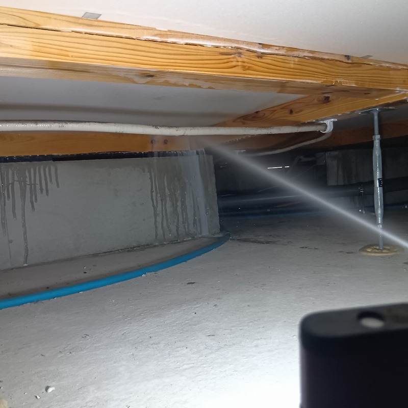 床下の木材にシロアリ駆除剤を散布