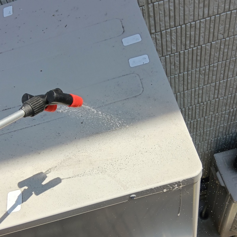 周辺に殺虫剤を散布