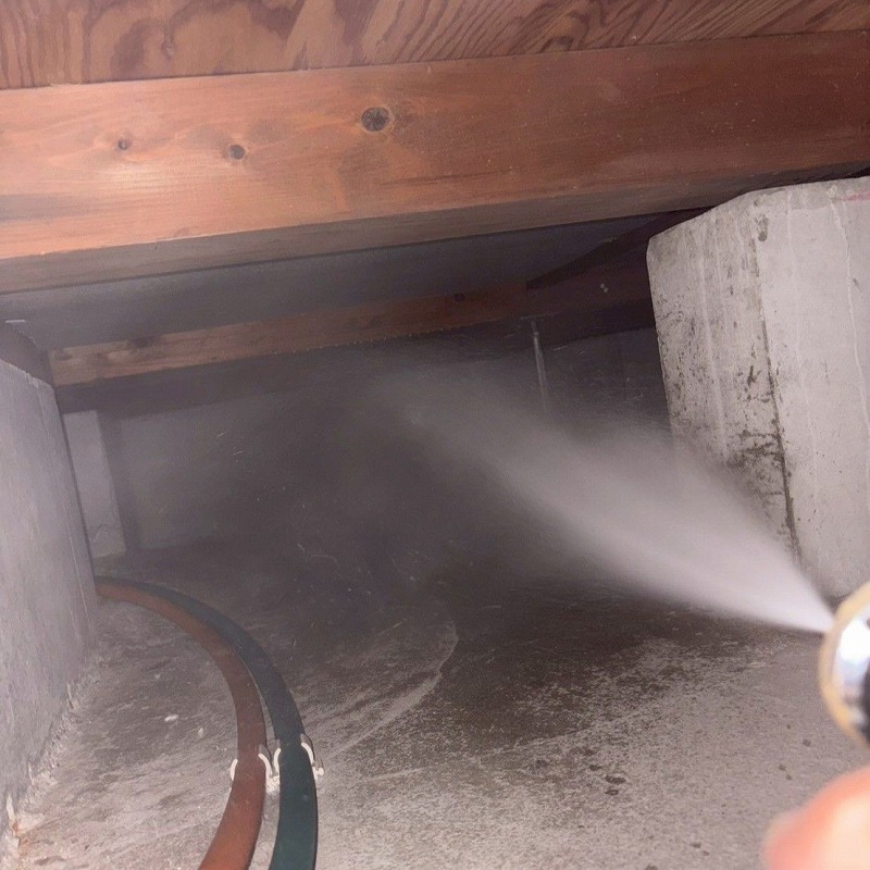 床下の木材に防蟻剤を散布