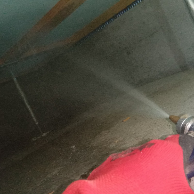 床下の木材に防蟻剤を散布