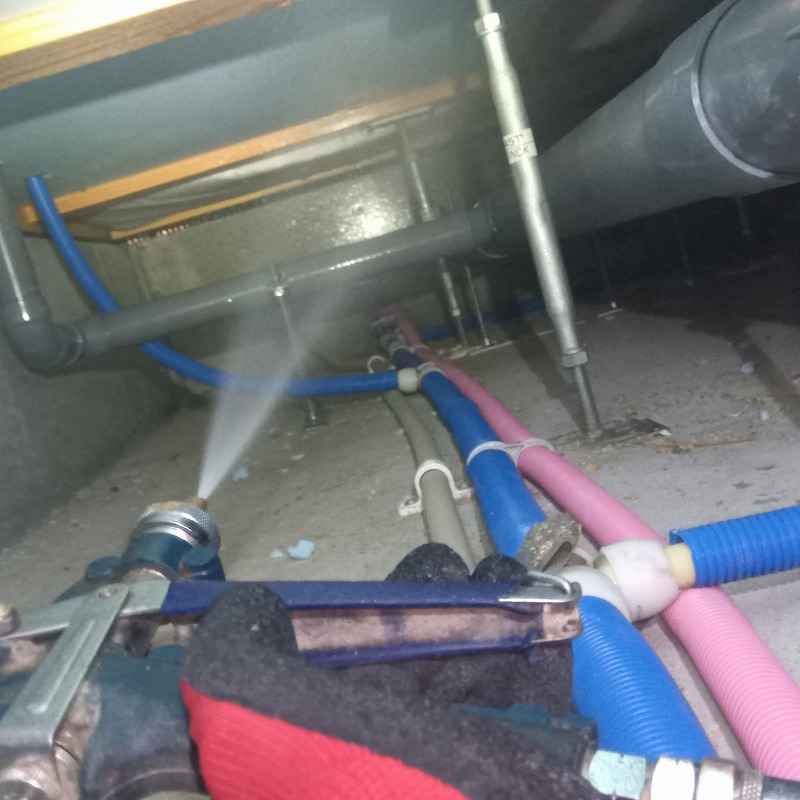 床下全体に防蟻剤を散布