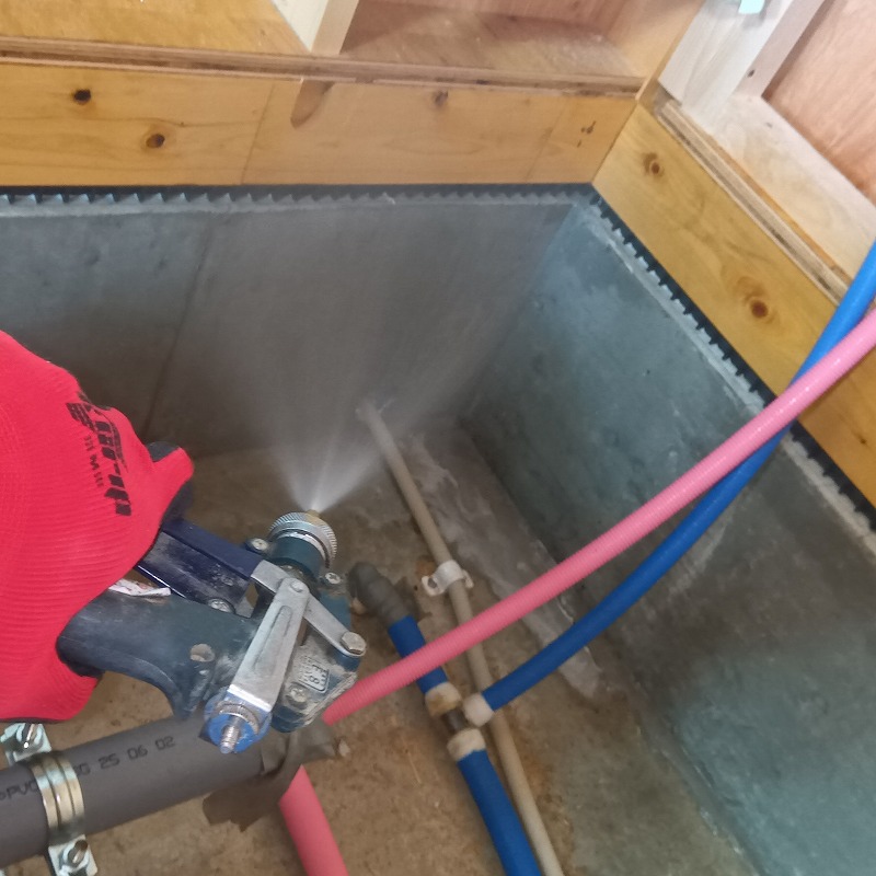 床下全体に防蟻剤を散布