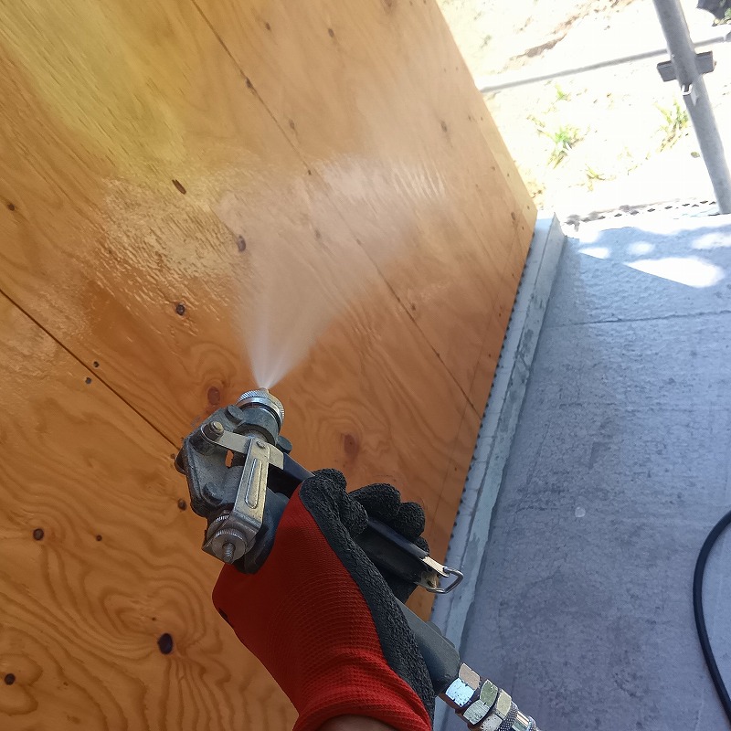 外壁に薬剤を散布