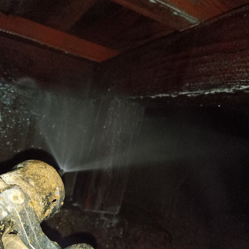 床下の木材にシロアリ駆除剤を散布