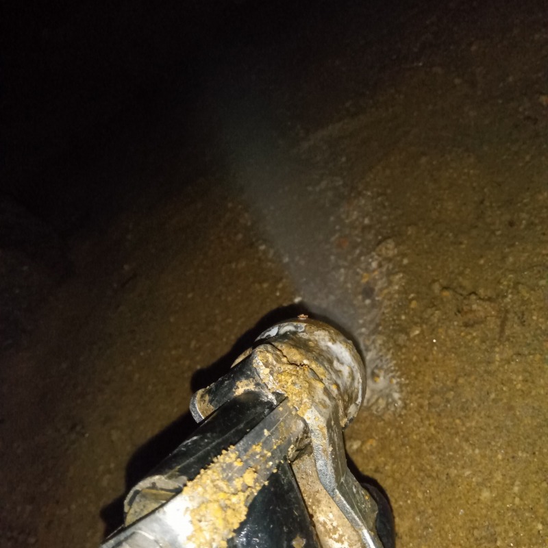 床下の地面にシロアリ駆除剤を散布