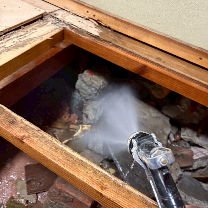 畳下の板を上げてシロアリ駆除剤を散布