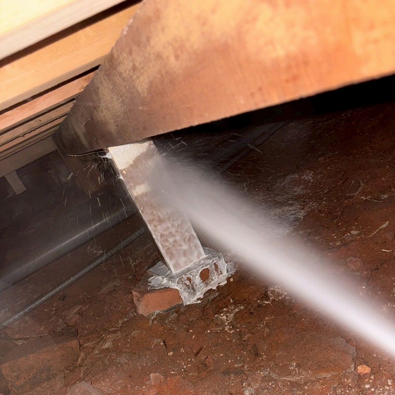 床下の木材にシロアリ駆除剤を散布