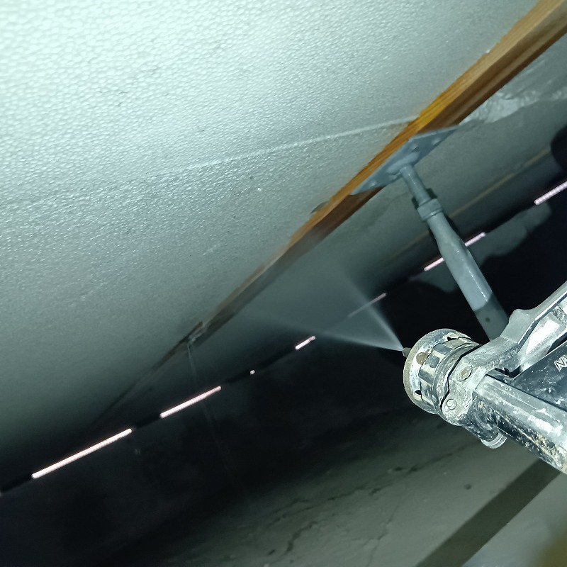 床下の木材に防蟻剤を散布