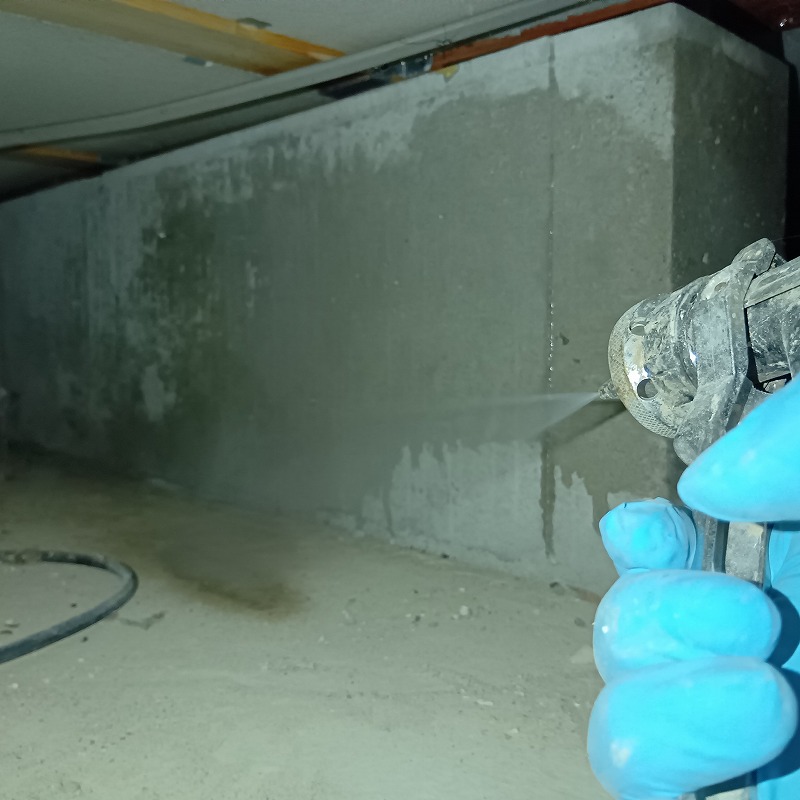 床下の土壌に防蟻剤を散布