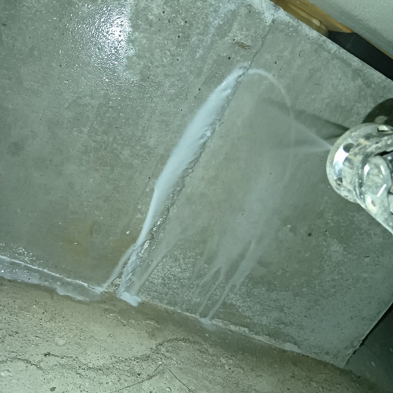 コンクリート壁にも防蟻剤を散布