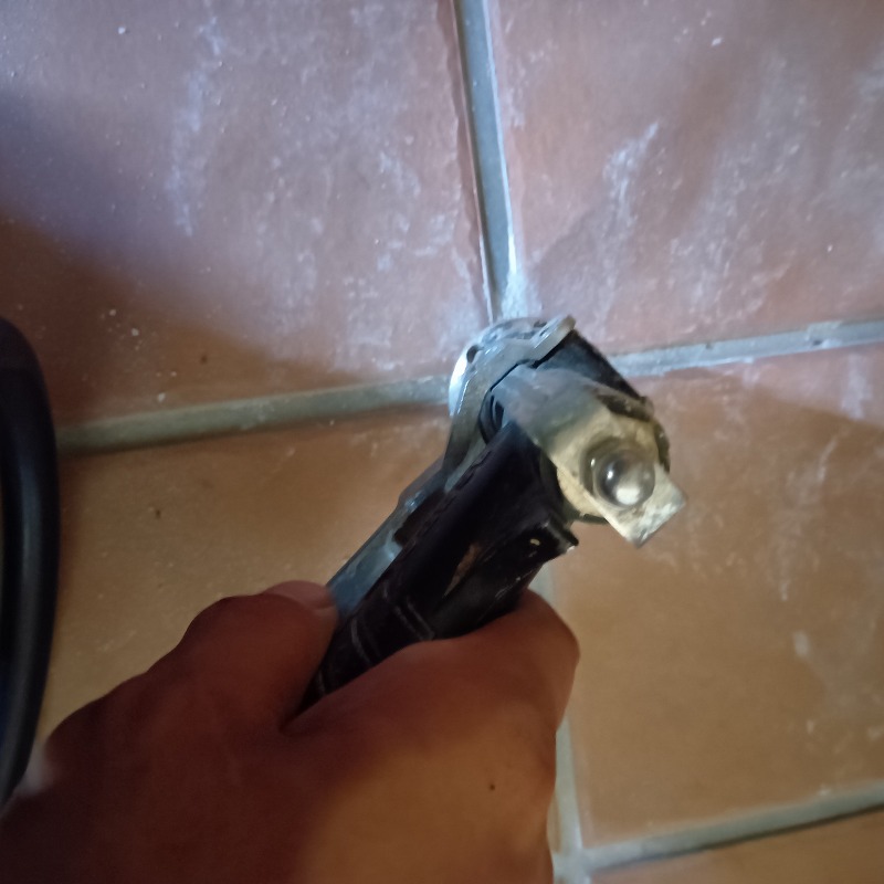 タイルに穴を開けて防蟻剤を注入