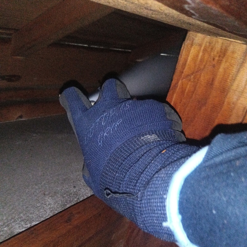 屋根裏に忌避剤を散布