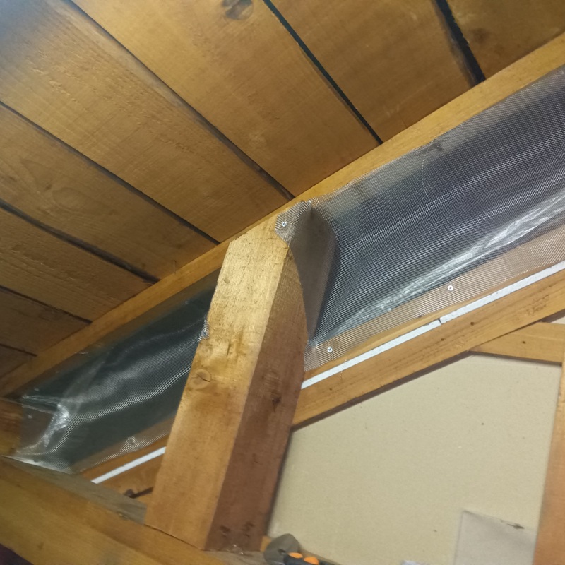 屋根裏に金網を設置