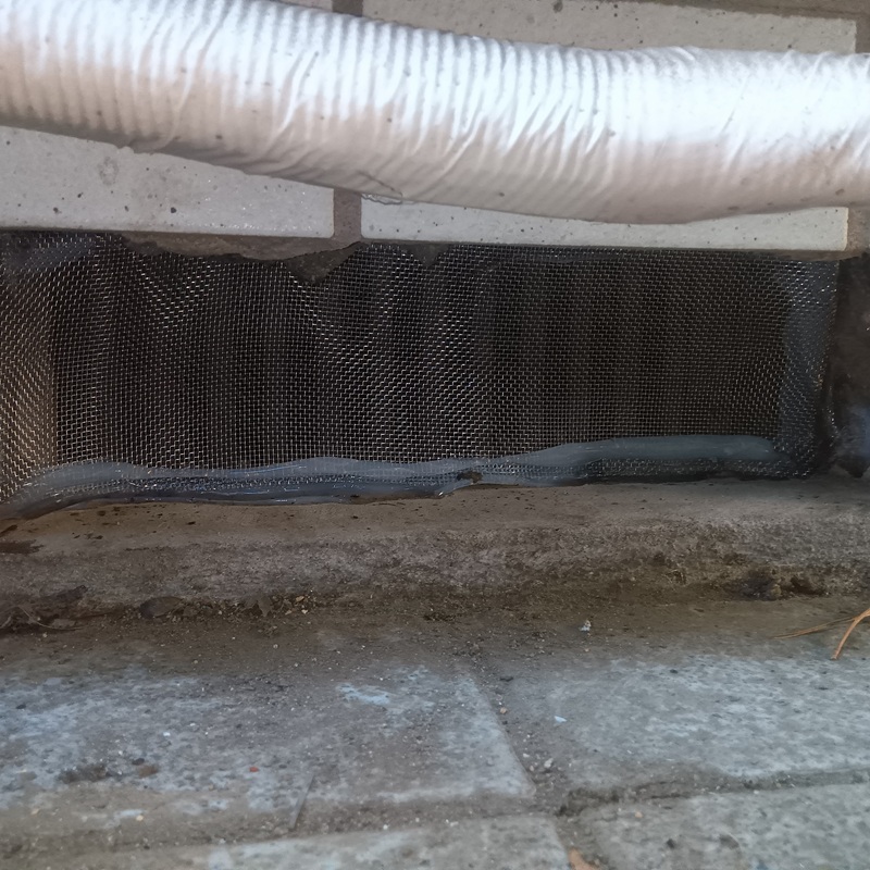 床下通気口に金網を設置