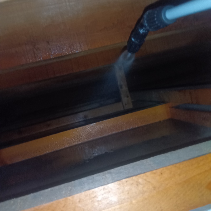 屋根裏に殺虫剤を散布